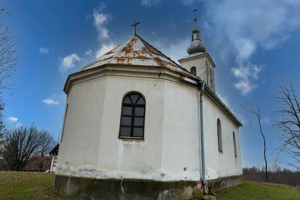 Eine Schöne Weiße Kirche Mit Rostigem Dach Umgeben Von Trockenen — Stockfoto