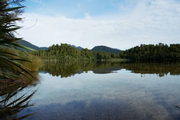 新西兰的卡涅尔湖 山上和树上反映在水面上 — 图库照片