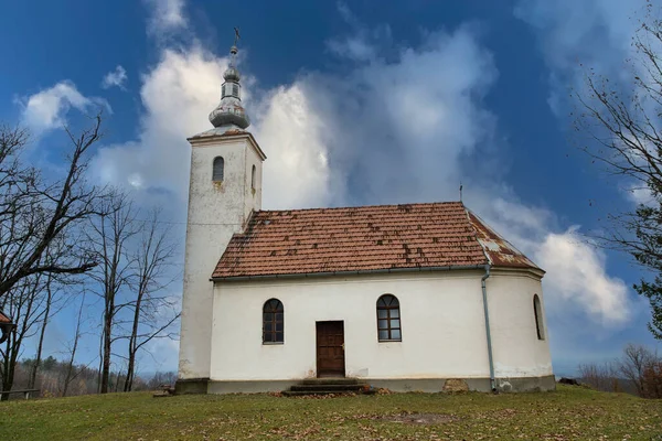 Een Prachtige Witte Kerk Met Een Roestig Dak Omgeven Door — Stockfoto