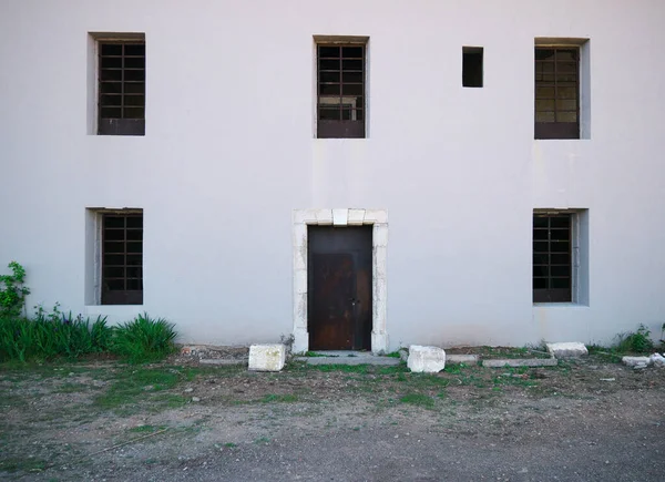 Façade Bâtiment Blanc Avec Une Vieille Porte Des Fenêtres — Photo