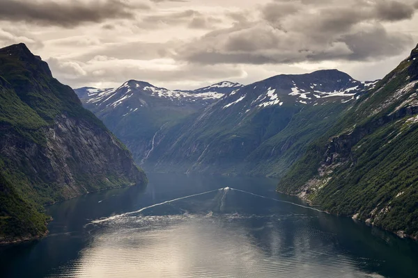 Μια Όμορφη Θέα Των Νορβηγικών Φιόρδ Κάτω Από Ένα Συννεφιασμένο — Φωτογραφία Αρχείου
