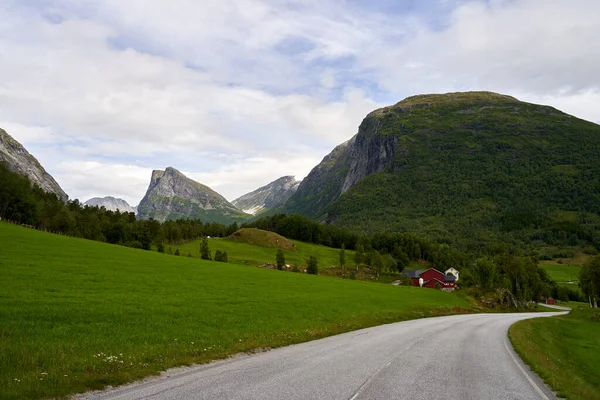 Beau Paysage Montagneux Avec Verdure Cabanes Dans Ouest Norvège — Photo