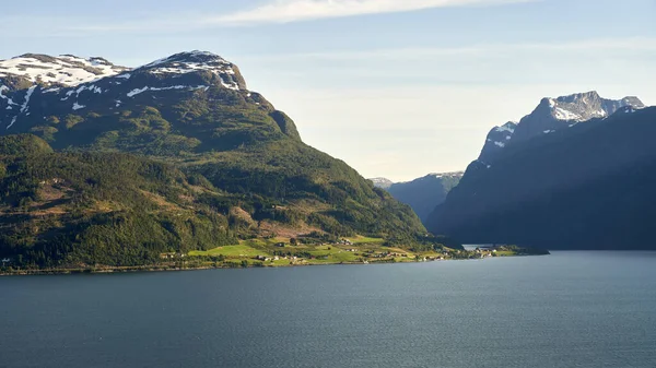 Hermoso Paisaje Lago Rodeado Montañas Rocosas Noruega —  Fotos de Stock