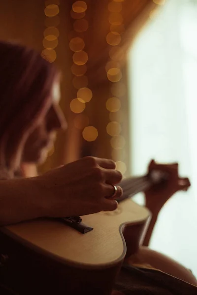 Uma Mulher Casada Tocando Guitarra Com Luzes Bokeh Fundo — Fotografia de Stock