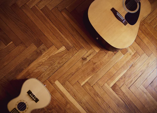 바닥에 복사용 기타와 우쿨렐레의 — 스톡 사진