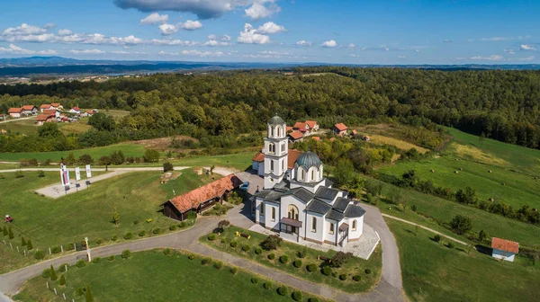 Uma Vista Aérea Uma Bela Igreja Campos Florestas Sob Céu — Fotografia de Stock