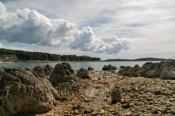 Hermoso Disparo Nubes Blancas Cielo Sobre Mar Calma Península Istria — Foto de Stock