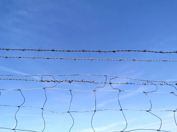 Nahaufnahme Eines Tores Vor Einem Wolkenverhangenen Himmel — Stockfoto