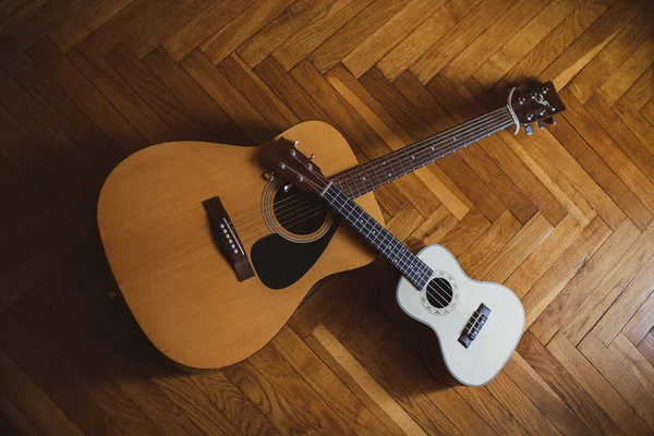 Ukulele Und Gitarre Auf Dem Holzboden — Stockfoto