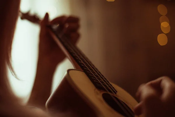 Närbild Ukulele Spelas Kvinna Med Kopieringsutrymme — Stockfoto