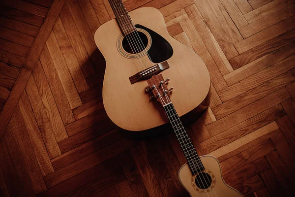 Close Guitarra Ukulele Chão Madeira — Fotografia de Stock