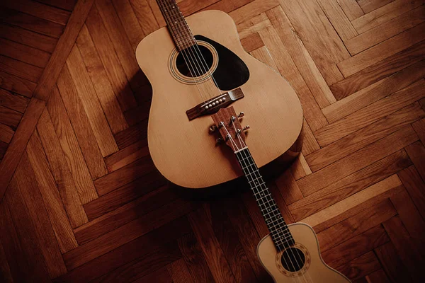 Närbild Gitarr Och Ukulele Trägolvet — Stockfoto