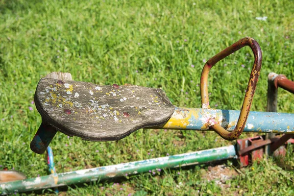 Parque Infantil Abandonado Balancín Dañado Peligroso Para Los Niños — Foto de Stock