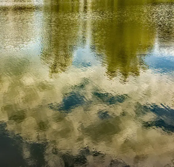 Piękne Ujęcie Odbicia Błękitnego Nieba Nad Jeziorem — Zdjęcie stockowe