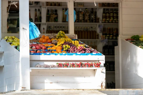 Liten Mataffär Med Fruktstånd Utanför — Stockfoto