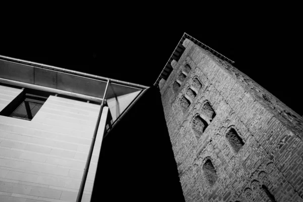 Ângulo Baixo Uma Torre Velha Sino Uma Igreja Barcelona Spain — Fotografia de Stock