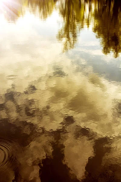 Beau Cliché Reflet Ciel Nuageux Sur Lac — Photo