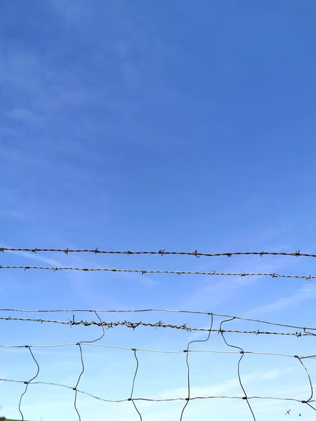 Tiro Close Portão Contra Céu Nublado Brilhante — Fotografia de Stock