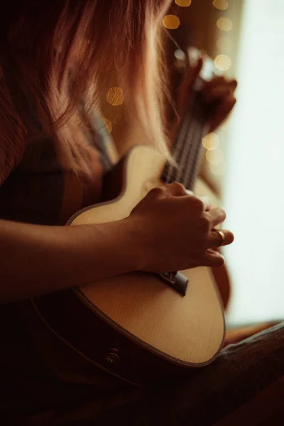 Gift Kvinna Som Spelar Gitarr — Stockfoto