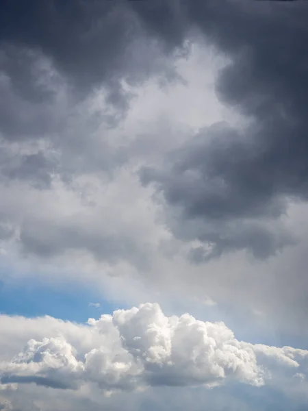 Plano Vertical Nubes Brillantes Oscuras Cielo — Foto de Stock