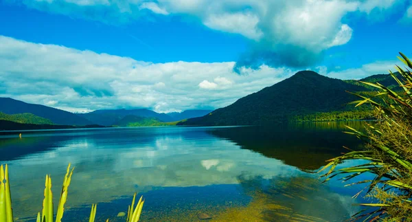 Kaniere湖位于距新西兰西海岸霍基提卡大约15公里的内陆 — 图库照片