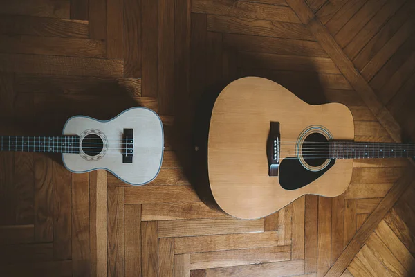바닥에 기타와 우쿨렐레의 — 스톡 사진