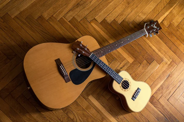木地板上的吉他和口琴 — 图库照片
