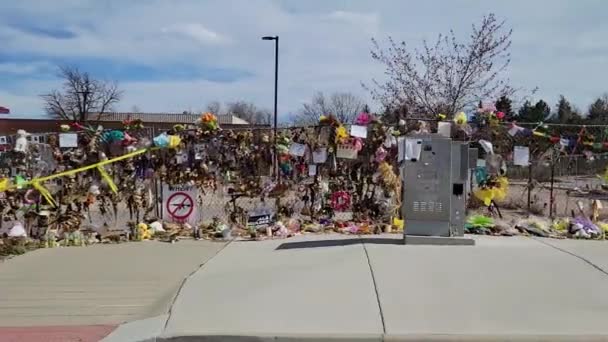 Des Personnes Deuil Rassemblent Aux Monuments Commémoratifs Pour Les Victimes — Video