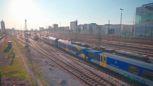 Τρένο Κινείται Κατά Μήκος Των Γραμμών Μπροστά Από Σταθμό Σιδηροδρομική — Αρχείο Βίντεο