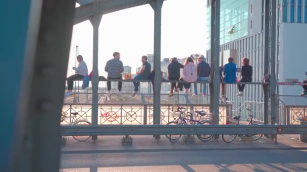 Veel Mensen Zitten Hackerbrug Zon Brug Een Populaire Ontmoetingsplaats Voor — Stockvideo