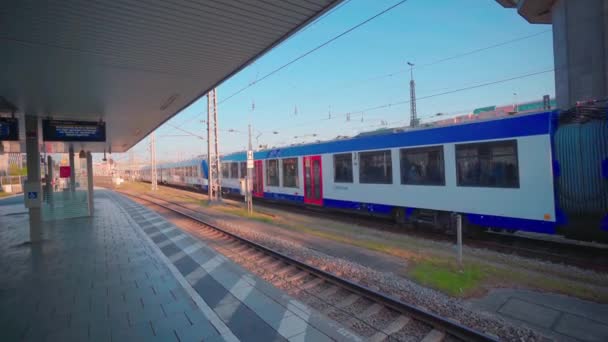 Trein Rijdt Langs Sporen Voor Het Station Trein Verkeer Centraal — Stockvideo