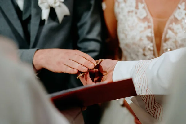 Tiro Perto Noivo Tocando Cruz Durante Cerimônia Casamento Igreja — Fotografia de Stock