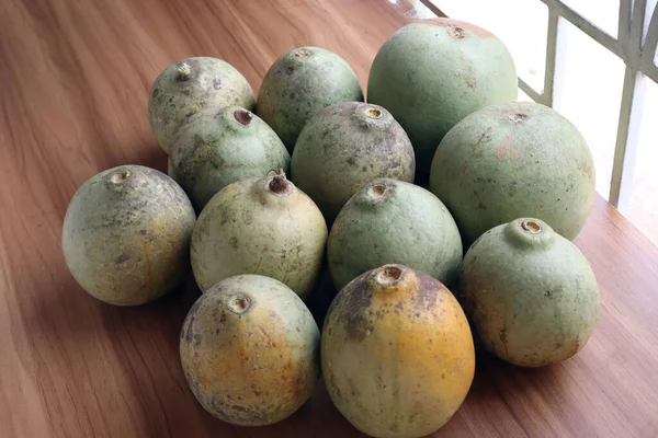 Algumas Maçãs Madeira Maduras Colhidas Cor Verde — Fotografia de Stock