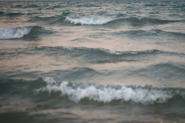 Красивый Снимок Морских Волн Вечером — стоковое фото