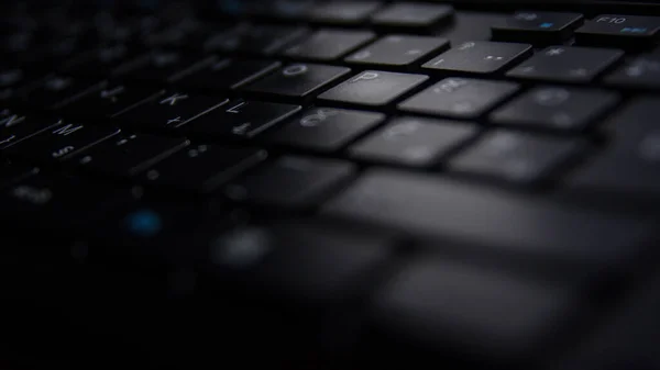 Foco Seletivo Teclado Laptop Sob Luzes Com Fundo Embaçado — Fotografia de Stock