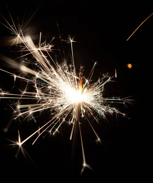 Ein Funkelndes Bengal Feuerwerk Auf Schwarzem Hintergrund — Stockfoto