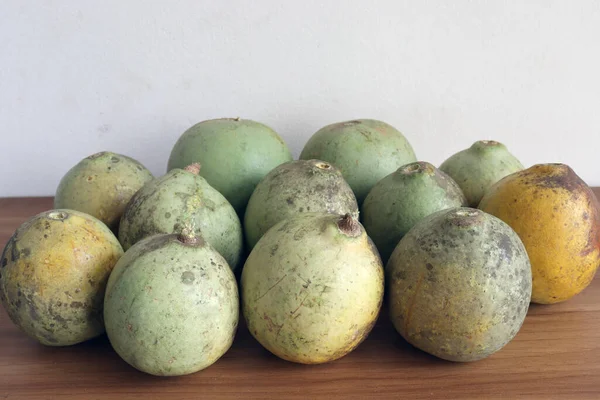 Algumas Maçãs Madeira Maduras Colhidas Cor Verde — Fotografia de Stock