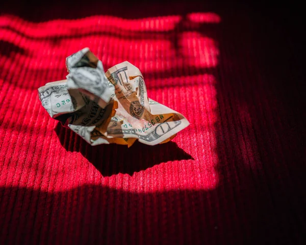 Kırmızı Desenli Kumaşta Buruşmuş Kağıt Paranın Üst Görüntüsü — Stok fotoğraf