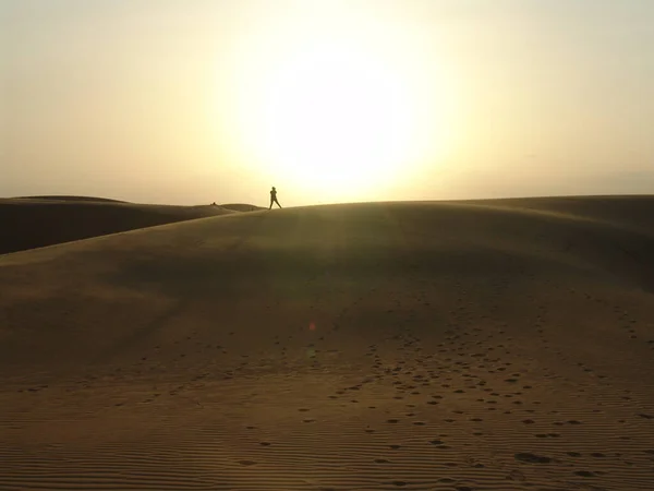 Die Silhouette Eines Menschen Der Wüste Bei Goldenem Sonnenaufgang — Stockfoto