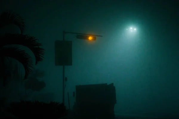 Ein Blick Auf Einen Lkw Der Einer Nebligen Nacht Auf — Stockfoto