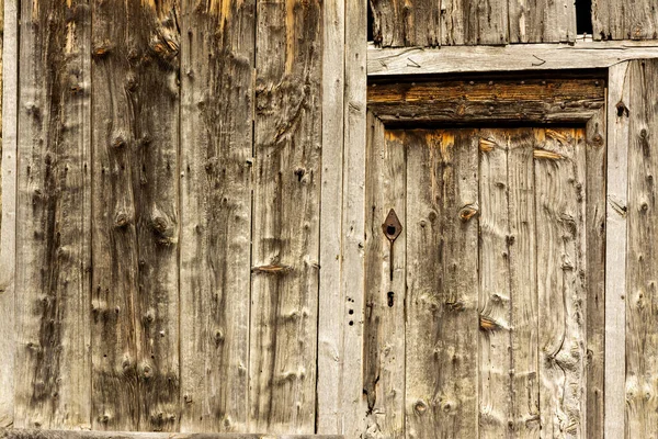 一张粗糙木门入口的特写照片 — 图库照片