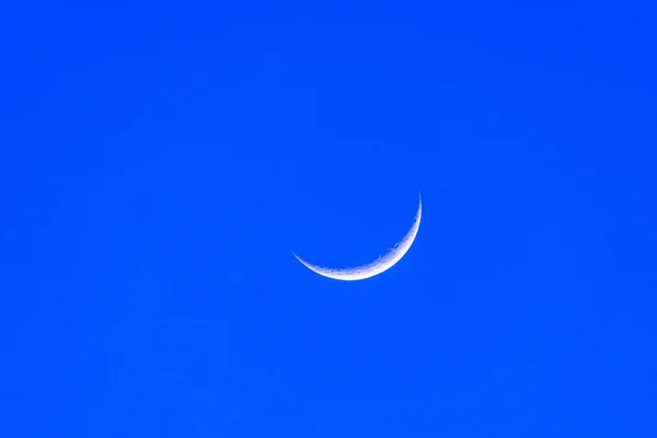 Une Belle Vue Sur Croissant Lune Dans Ciel Bleu — Photo