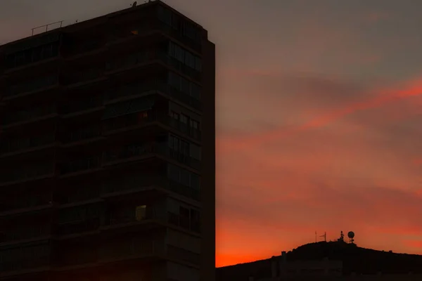 Una Hermosa Toma Ardiente Puesta Sol Roja Vista Través Siluetas —  Fotos de Stock