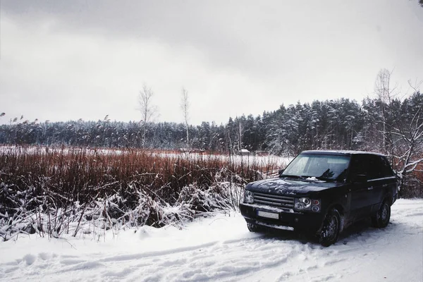 Vue Panoramique Une Voiture Noire Sur Fond Paysage Enneigé — Photo