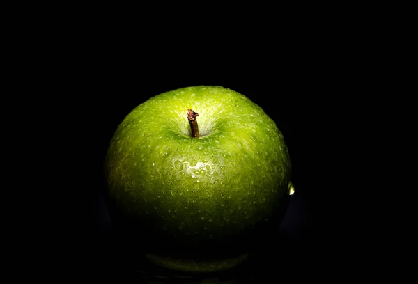 Apr 2021 Ein Frischer Grüner Apfel Mit Wassertropfen Auf Schwarzem — Stockfoto
