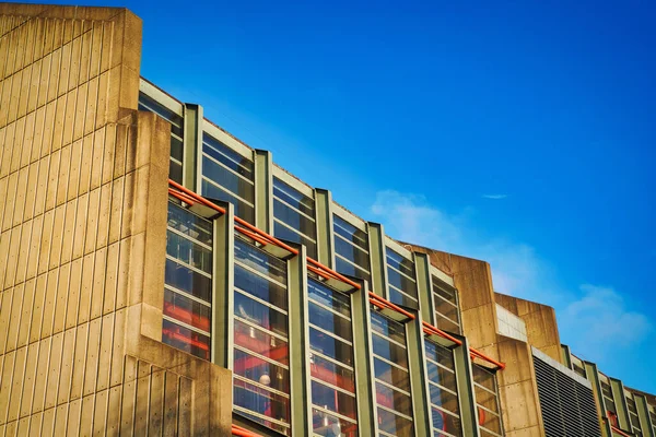 Bâtiment Carlsberg Northampton Royaume Uni Nombreuses Fenêtres Ciel Bleu — Photo