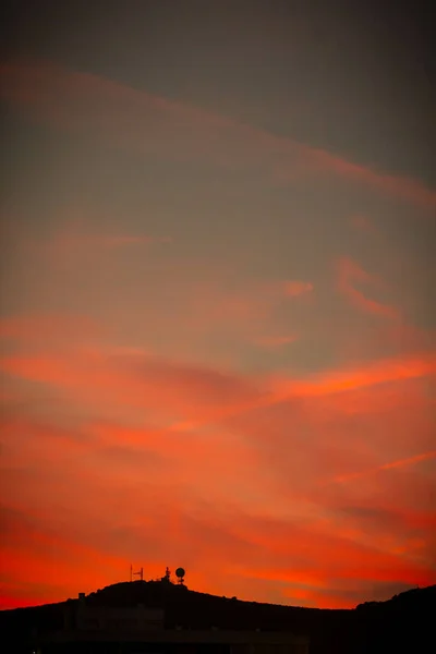 Μια Κάθετη Βολή Του Φλογερού Κόκκινου Ηλιοβασιλέματος Δει Μέσα Από — Φωτογραφία Αρχείου