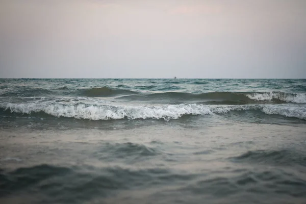 在无边无际的大海的背景上拍出美丽的波浪 — 图库照片