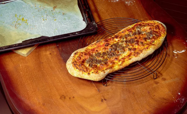 Una Tarta Carne Fresca Casera Sobre Mesa — Foto de Stock