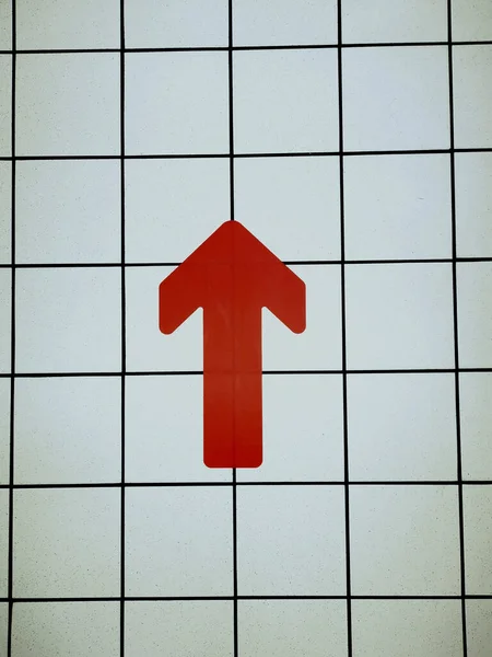 白いタイルの床に赤い矢印のショット — ストック写真